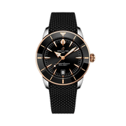 Quadrante nero sunburst con indici luminescenti a bastone e datario a finestrella del Breitling Superocean Heritage B31 Automatic 42 UB3111241B1S1.